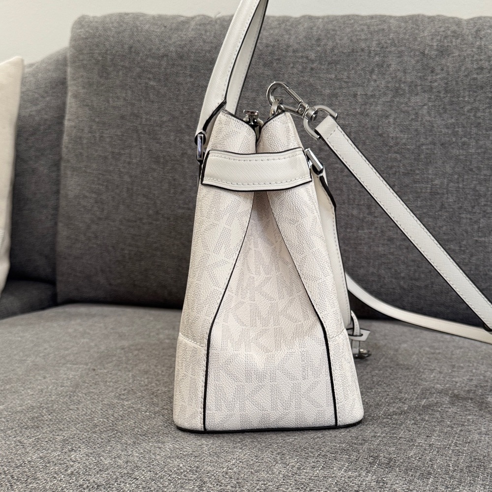 Michael Kors Monogram White Satchel - Picture 4 of 11